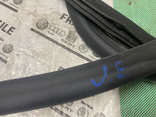 bontott VW SCIROCCO Jobb első Gumikéder