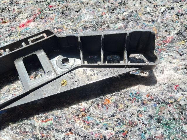 bontott VW SCIROCCO Jobb első Oldal Lökhárító Tartó (Műanyag)