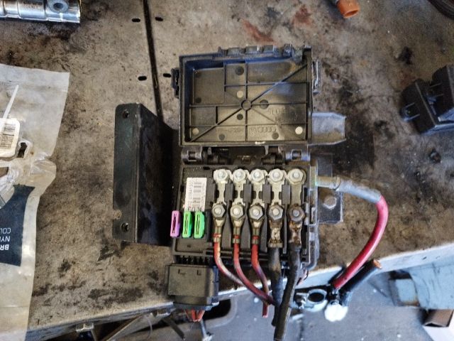 bontott VW SHARAN Biztosítéktábla Motortér