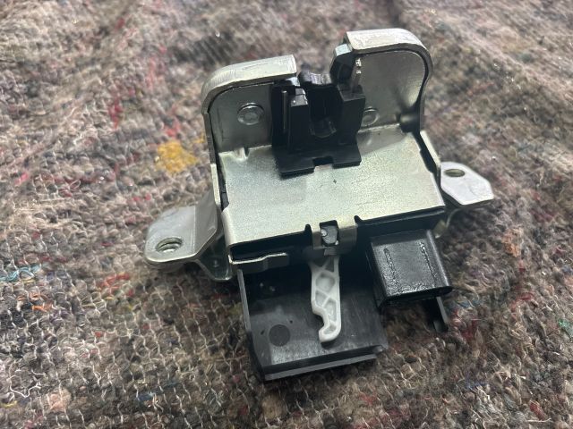 bontott VW SHARAN Csomagtérajtó Zárszerkezet