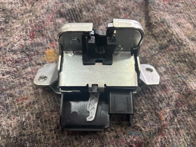 bontott VW SHARAN Csomagtérajtó Zárszerkezet