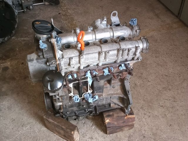 bontott VW TIGUAN Motor (Fűzött blokk hengerfejjel)