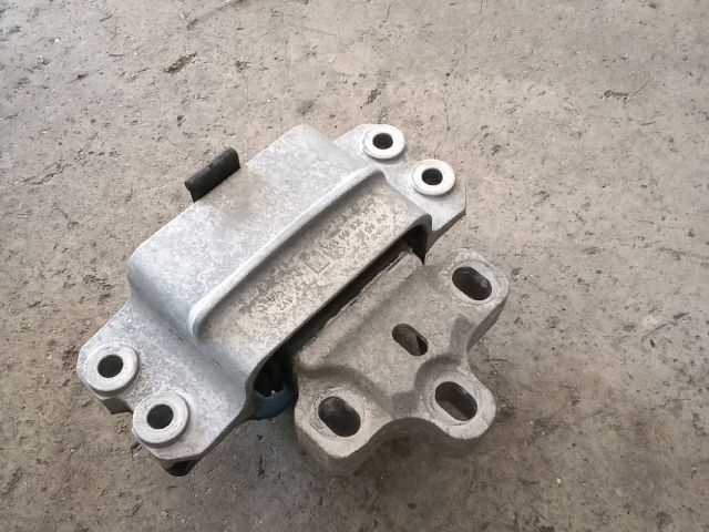 bontott VW TIGUAN Motor Tartó Bak Bal
