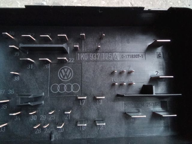 bontott VW TIGUAN Biztosítéktábla Motortér