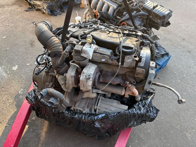 bontott VW TIGUAN Motor (Fűzött blokk hengerfejjel)