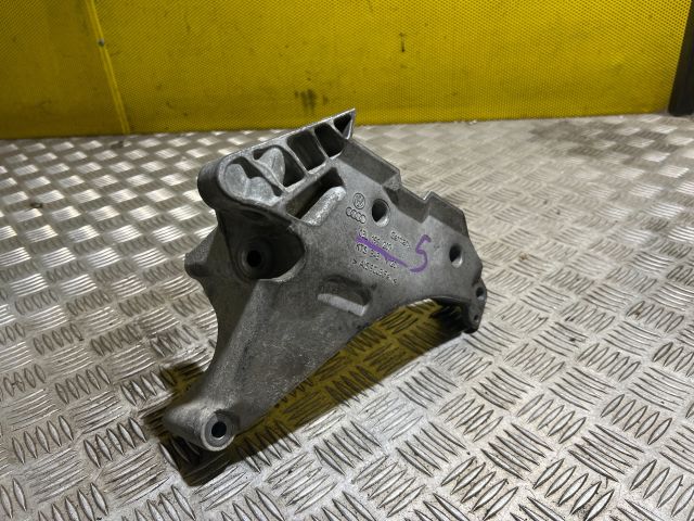 bontott VW TIGUAN Motor Tartó Bak Jobb