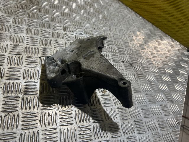 bontott VW TIGUAN Motor Tartó Bak Jobb