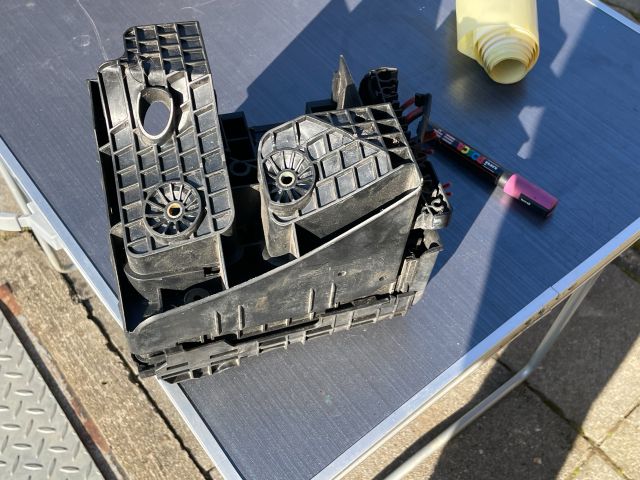 bontott VW TIGUAN Biztosítéktábla Motortér