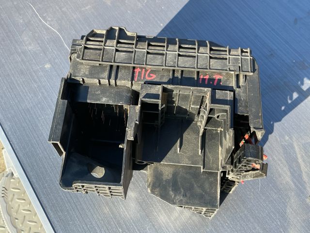 bontott VW TIGUAN Biztosítéktábla Motortér