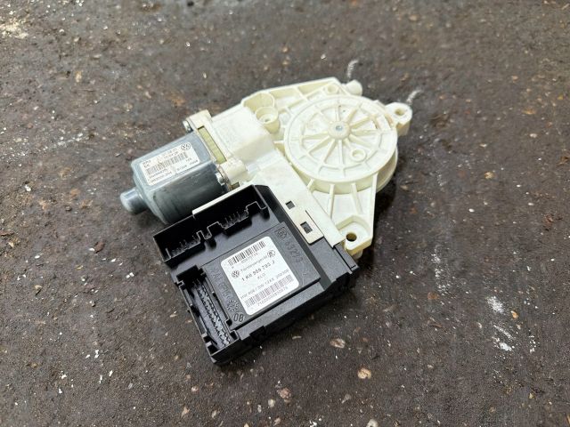 bontott VW TIGUAN Bal első Ablakemelő Motor