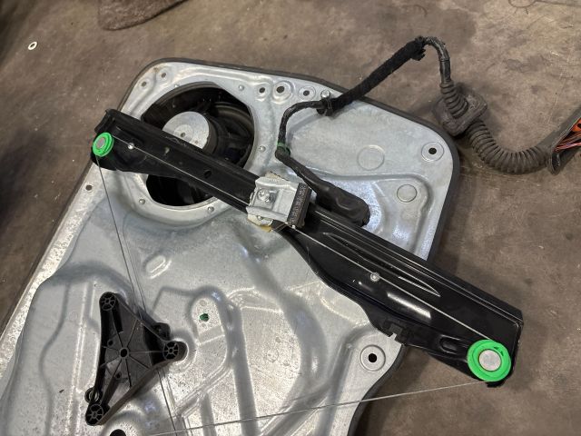 bontott VW TIGUAN Bal első Ablakemelő Szerkezet (Elektromos)