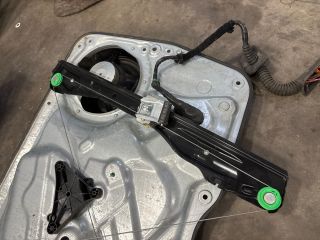 bontott VW TIGUAN Bal első Ablakemelő Szerkezet (Elektromos)