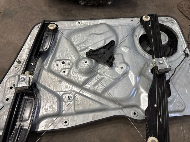 bontott VW TIGUAN Bal első Ablakemelő Szerkezet (Elektromos)