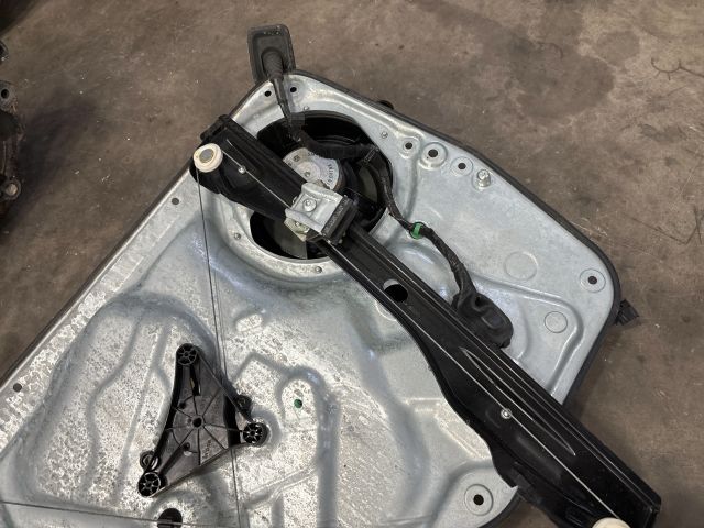 bontott VW TIGUAN Bal első Ablakemelő Szerkezet (Elektromos)