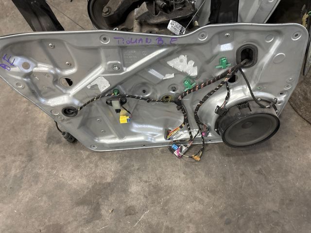 bontott VW TIGUAN Bal első Ablakemelő Szerkezet (Elektromos)