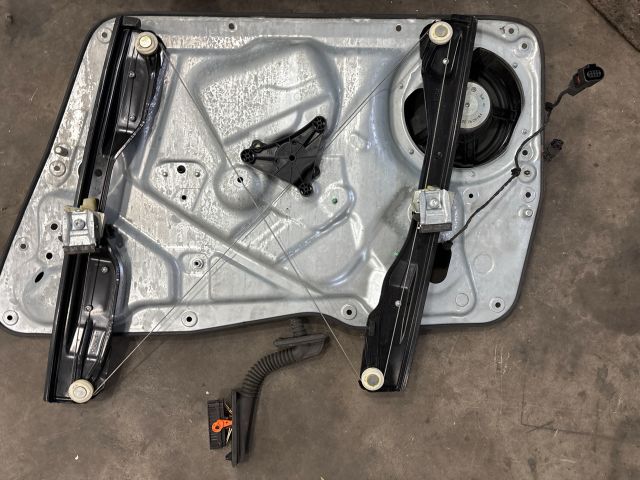 bontott VW TIGUAN Bal első Ablakemelő Szerkezet (Elektromos)