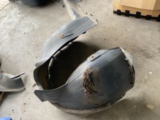 bontott VW TIGUAN Bal első Dobbetét (Kerékjárati, Műanyag)