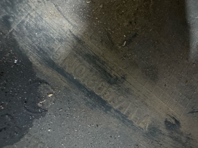 bontott VW TIGUAN Bal első Dobbetét (Kerékjárati, Műanyag)