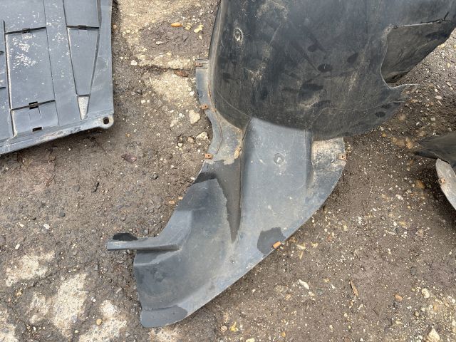 bontott VW TIGUAN Bal első Dobbetét (Kerékjárati, Műanyag)