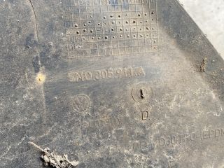 bontott VW TIGUAN Bal első Dobbetét (Kerékjárati, Műanyag)