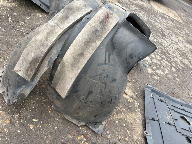 bontott VW TIGUAN Bal első Dobbetét (Kerékjárati, Műanyag)