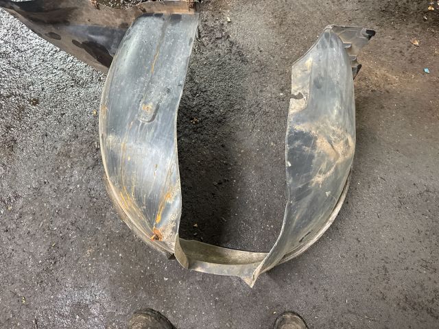 bontott VW TIGUAN Bal első Dobbetét (Kerékjárati, Műanyag)