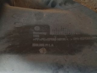 bontott VW TIGUAN Bal első Dobbetét (Kerékjárati, Műanyag)