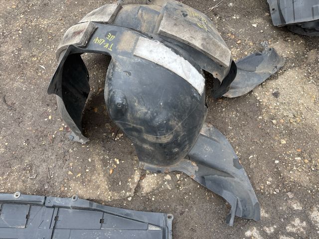 bontott VW TIGUAN Bal első Dobbetét (Kerékjárati, Műanyag)