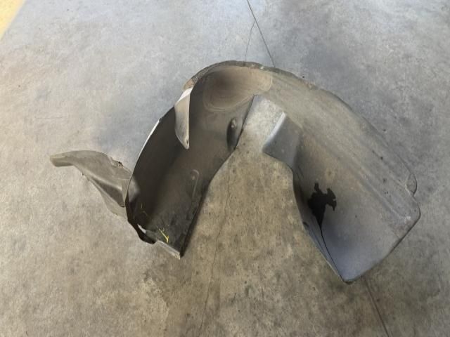 bontott VW TIGUAN Bal első Dobbetét (Kerékjárati, Műanyag)