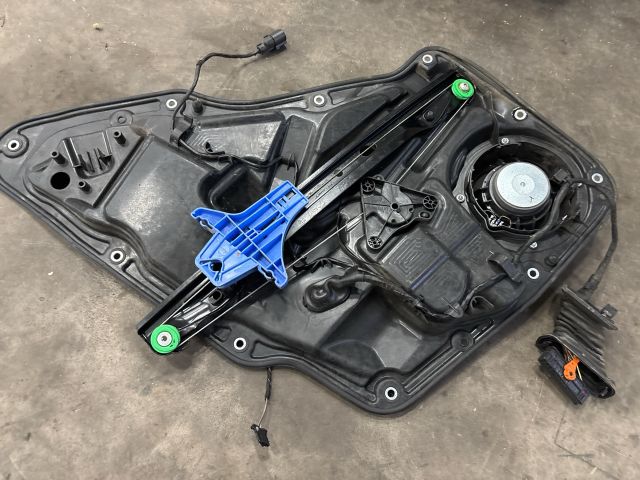 bontott VW TIGUAN Bal hátsó Ablakemelő Szerkezet (Elektromos)