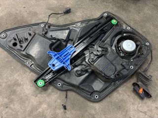 bontott VW TIGUAN Bal hátsó Ablakemelő Szerkezet (Elektromos)