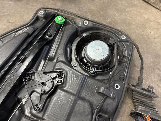 bontott VW TIGUAN Bal hátsó Ablakemelő Szerkezet (Elektromos)