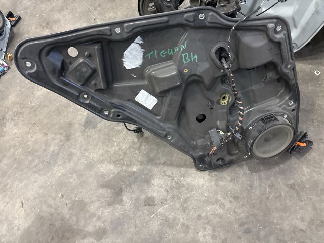 bontott VW TIGUAN Bal hátsó Ablakemelő Szerkezet (Elektromos)