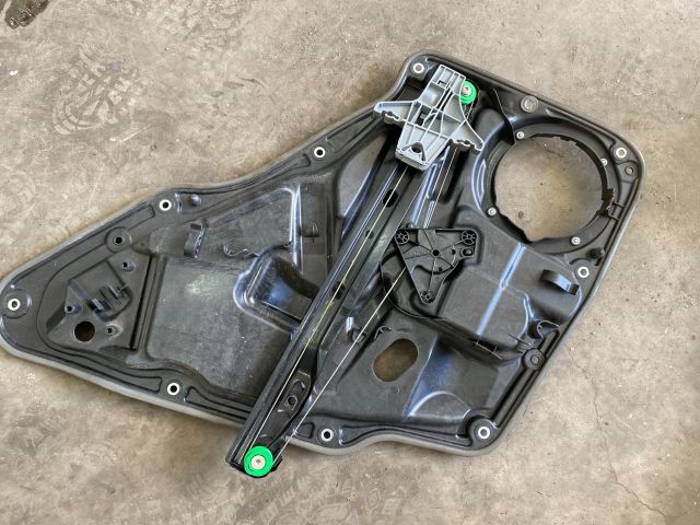 bontott VW TIGUAN Bal hátsó Ablakemelő Szerkezet (Elektromos)