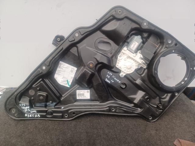 bontott VW TIGUAN Bal hátsó Ablakemelő Szerkezet (Elektromos)