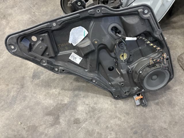 bontott VW TIGUAN Bal hátsó Ablakemelő Szerkezet (Elektromos)