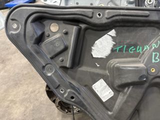 bontott VW TIGUAN Bal hátsó Ablakemelő Szerkezet (Elektromos)