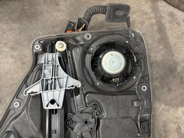 bontott VW TIGUAN Bal hátsó Ablakemelő Szerkezet (Elektromos)