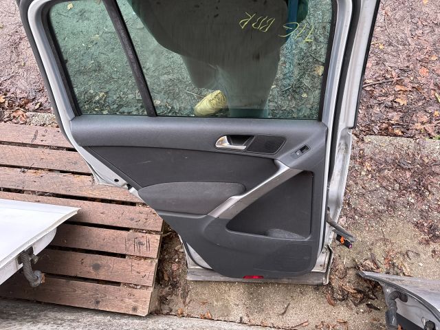 bontott VW TIGUAN Bal hátsó Ajtó (Részeivel)