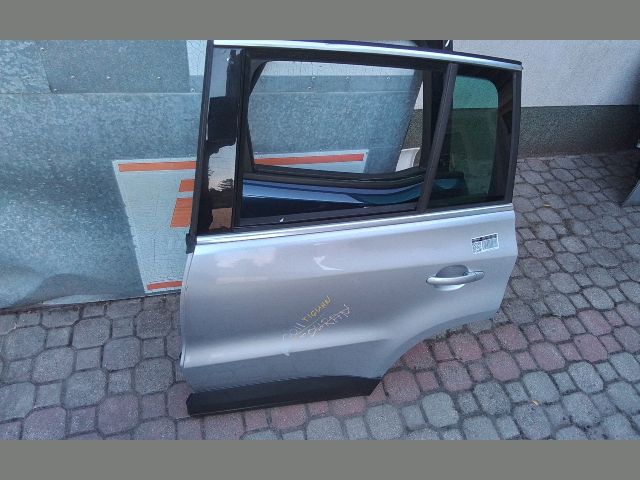 bontott VW TIGUAN Bal hátsó Ajtó (Részeivel)