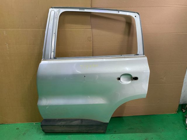 bontott VW TIGUAN Bal hátsó Ajtó (Üres lemez)