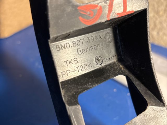 bontott VW TIGUAN Bal hátsó Oldal Lökhárító Tartó (Műanyag)