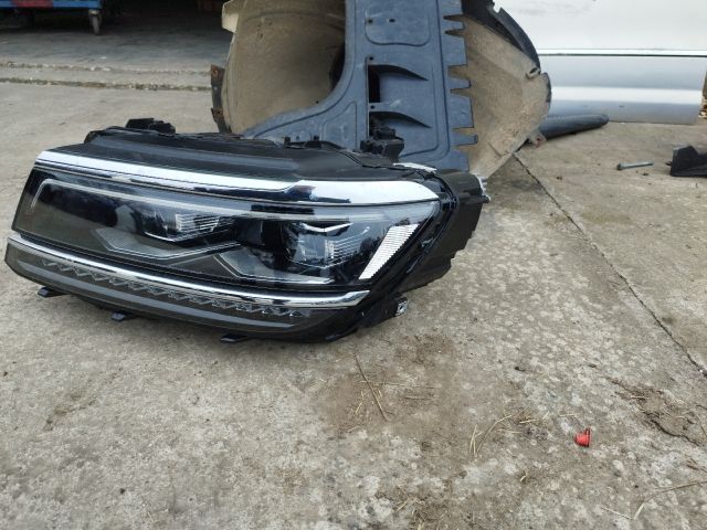 bontott VW TIGUAN Bal Ledes Fényszóró