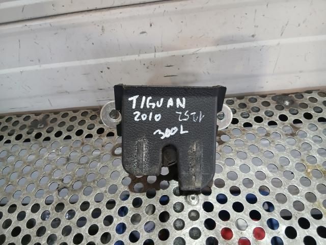 bontott VW TIGUAN Csomagtérajtó Zárszerkezet