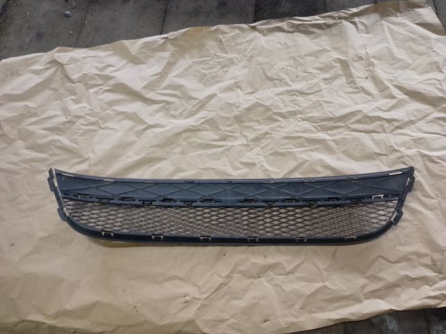 bontott VW TIGUAN Első Lökhárító Alsó Középső Díszrács