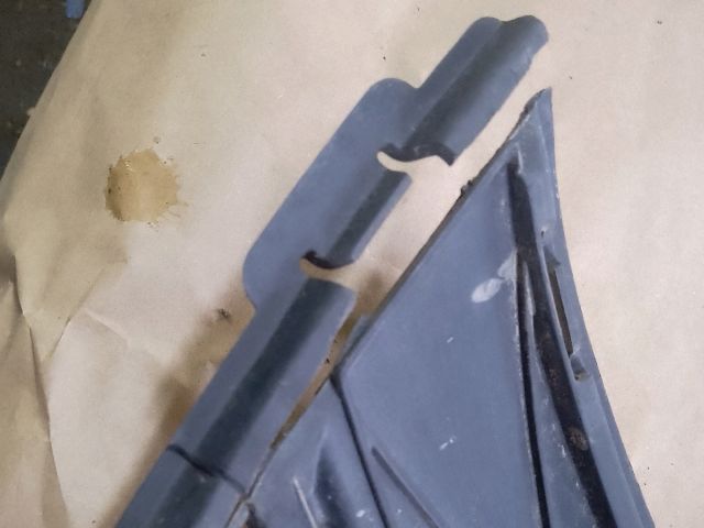 bontott VW TIGUAN Első Lökhárító Alsó Középső Díszrács