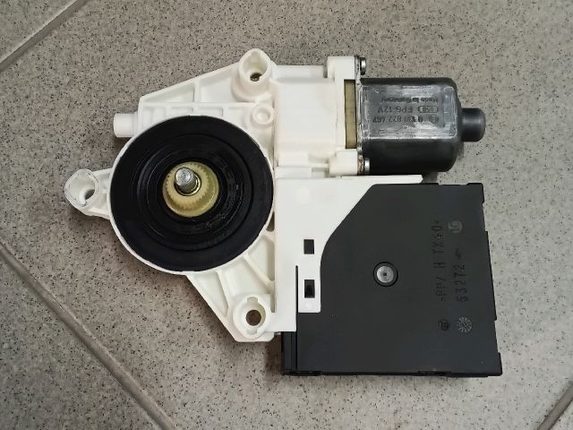 bontott VW TIGUAN Jobb első Ablakemelő Motor