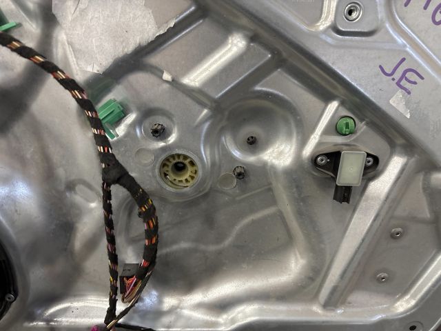 bontott VW TIGUAN Jobb első Ablakemelő Szerkezet (Elektromos)