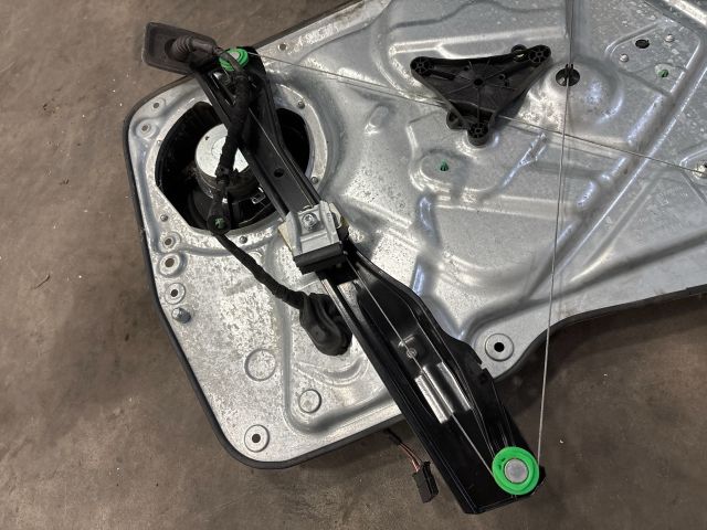 bontott VW TIGUAN Jobb első Ablakemelő Szerkezet (Elektromos)