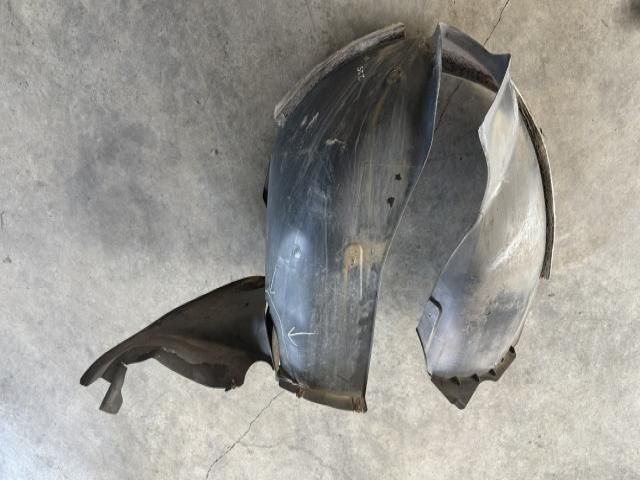 bontott VW TIGUAN Jobb első Dobbetét (Kerékjárati, Műanyag)